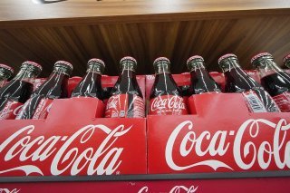 D'avril à fin juin, le chiffre d'affaires de Coca-Cola a grimpé de 6% à 12 milliards de dollars (10,4 milliards de francs). Le groupe américain a également révisé à la hausse ses prévisions pour l'année. (archives)